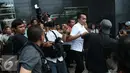 Aksi keributan bermula dari wartawan foto yang hendak mengambil gambar Marudut. Namun salah satu orang pendukung Marudut melakukan aksi pemukulan terhadap salah wartawan foto, Jakarta, Jum'at (2/9). (Liputan6.com/Helmi Afandi)