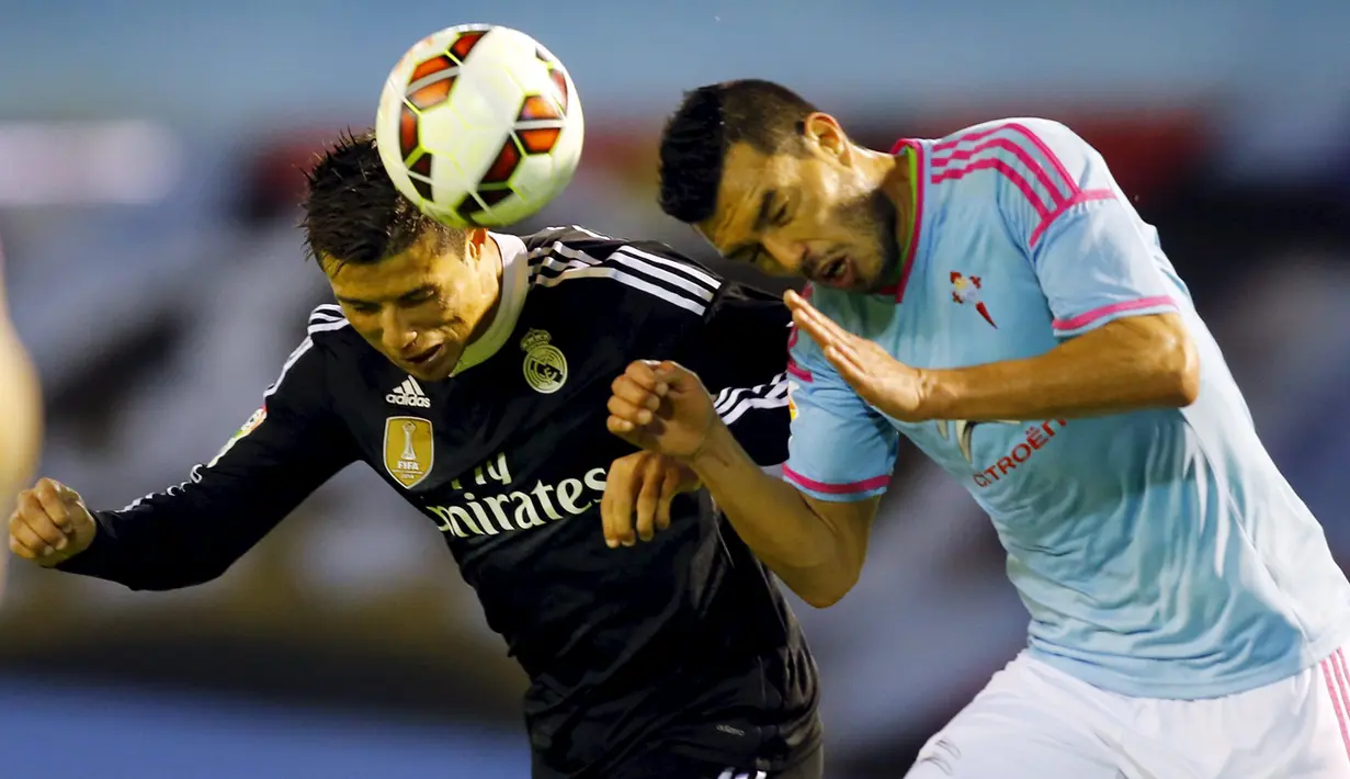 Duel panas terjadi di laga Liga Spanyol antara Celta Vigo dengan Real Madrid  di Stadion Balaidos , Spanyol, Senin (27/4/2015). Real Madrid menang 4-2 atas Celta Vigo. (REUTERS/Miguel Vidal)