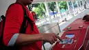 Kartu e-ticket ini digunakan di seluruh halte Koridor 1 (Blok M - Kota) dan 11 halte utama, , Jakarta, Senin (4/8/2014) (Liputan6.com/Faizal Fanani)