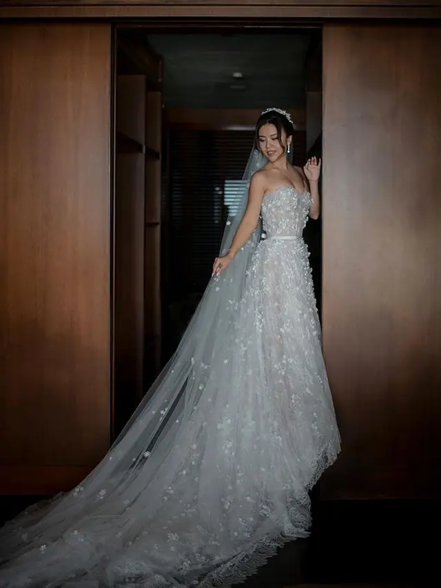 Parade Gaun Hian Tjen yang Dikenakan Titan Tyra di Hari Pernikahan, Bernuansa Elegan dan Glamor di Tepi Laut