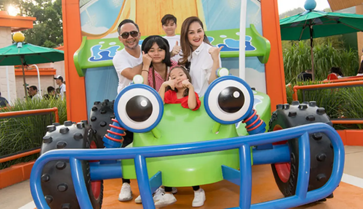 Indra dan Mona menikah di Jakarta, 4 September 2002 silam. Sebelumnya, orang tua Mona sempat ragu dengan Indra lantaran belum memiliki pekerjaan dan rumah. Saat itu, Indra dari Malang ke Jakarta belum memiliki pekerjaan tetap. (Instagram/monaratuliu)