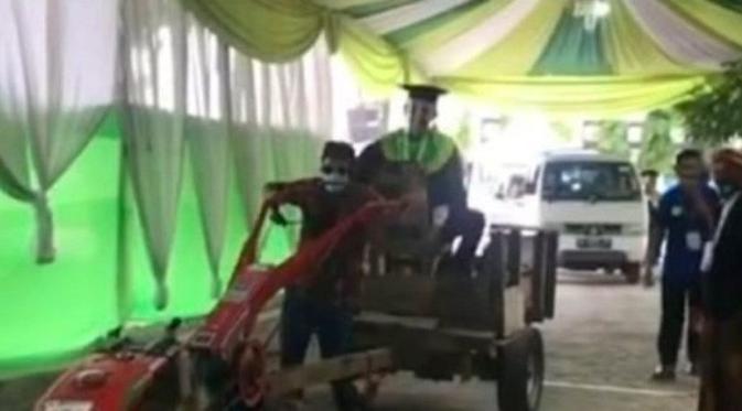Ora Umum Wisudawan Ini Hadiri Wisuda Drive Thru Menggunakan Traktor Otomotif Liputan6 Com