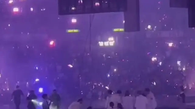 Tangkapan layar dari sebuah video menunjukkan layar video raksasa jatuh saat pertunjukan boy band Mirror di Hong Kong Coliseum pada 28 Juli 2022. (Gambar: Telegram)