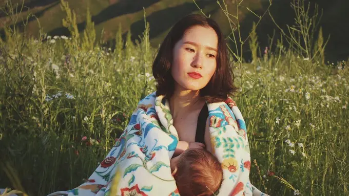 [Bintang] Unggah Foto Menyusui, Putri Presiden Kyrgyztan Dianggap Vulgar