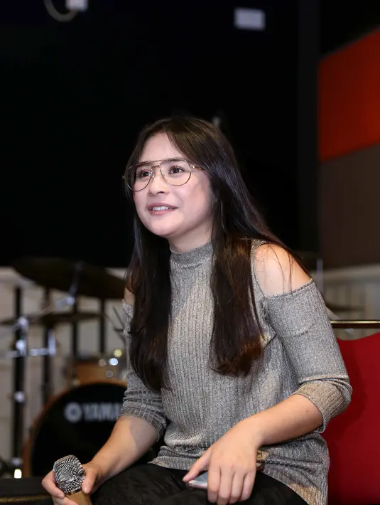 Konser yang akan digelar di Oso Sport Bekasi, Jawa Barat nanti Prilly Latuconsina kabarnya tidak akan sendirian. Ia akan ditemani beberapa pria tampan lainnya seperti Kiki CJR dan Verrell Bramasta. (Nurwahyunan/Bintang.com)