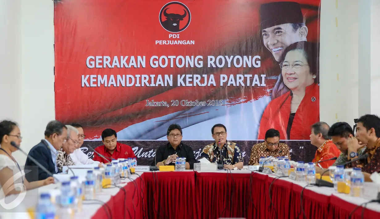Suasana diskusi menyambut Rakernas dan Harlah PDIP ke-43 di Kantor DPP PDIP, Jakarta, Senin (4/1/2016). PDIP bakal menggelar rakornas pada 10-12 Januari 2016 di Jakarta Internasional Expo, Kemayoran. (Liputan6.com/Faizal Fanani)