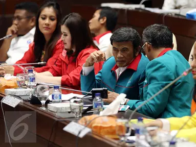 Ketua Umum Partai Idaman, Rhoma Irama (tengah) berdiskusi dengan rekannya saat menghadiri Rapat Dengar Pendapat (RDP) dengan Panitia Khusus (Pansus) Rancangan Undang-Undang Pemilu (RUU Pemilu), Jakarta, Rabu (8/2). (Liputan6.com/Johan Tallo)