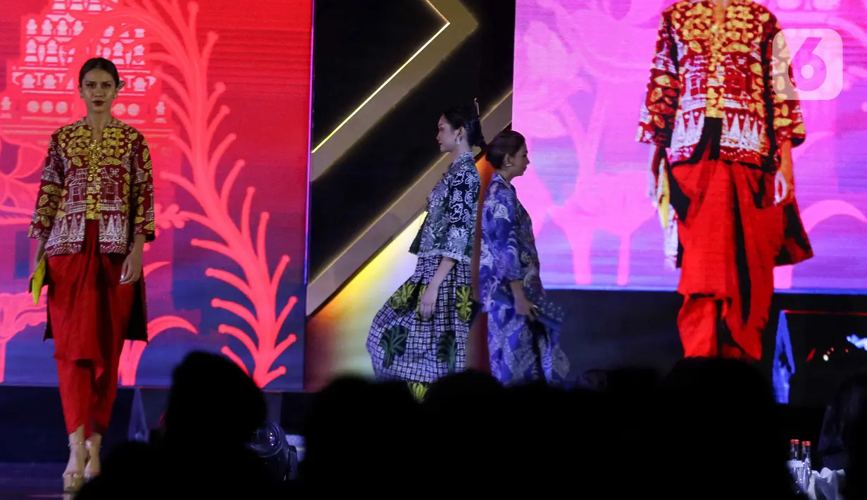 Para model mengenakan busana rancangan busana  Novita Yunus saat acara Cipta dan Cipta parade Wastra Nusantara di Hotel Shangri La, Jakarta, Rabu (31/7/2024). (Liputan6.com/Herman Zakharia)