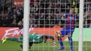 Proses terjadinya gol striker Barcelona, Luis Suarez ke gawang Sporting. Selain Suarez, gol Barca lainnya dicetak oleh Lionel Messi, Paco Alcacer, Neymar, Ivan Rakitic dan sebuah gol bunuh diri. (AP/Manu Fernandez) 