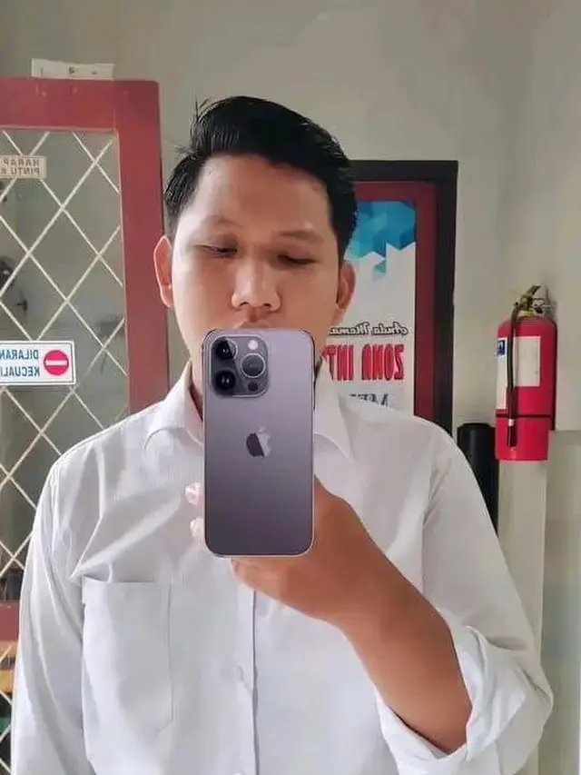 6 Potret Orang Mirror Selfie Pakai 'iPhone' Ini Kocak, Jadi Gagal Pamer