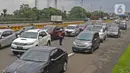 Antrean kendaraan roda empat saat pemberlakuan aturan ganjil-genap di pos sekat Gerbang Tol Bogor, Kota Bogor, Sabtu (6/2/2021). Aturan ganjil-genap di setiap akhir pekan di Kota Bogor itu untuk mengurangi mobilitas warga di tengah meningkatnya kasus positif COVID-19. (Liputan6.com/Herman Zakharia)