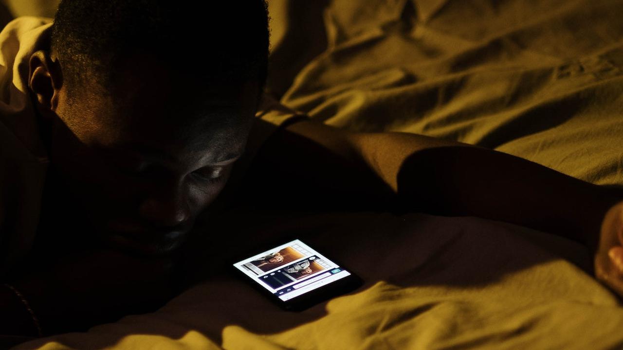 Screen Time Sebelum Tidur: Penyebab Utama Insomnia? Penelitian Ungkap Fakta Mengejutkan!
