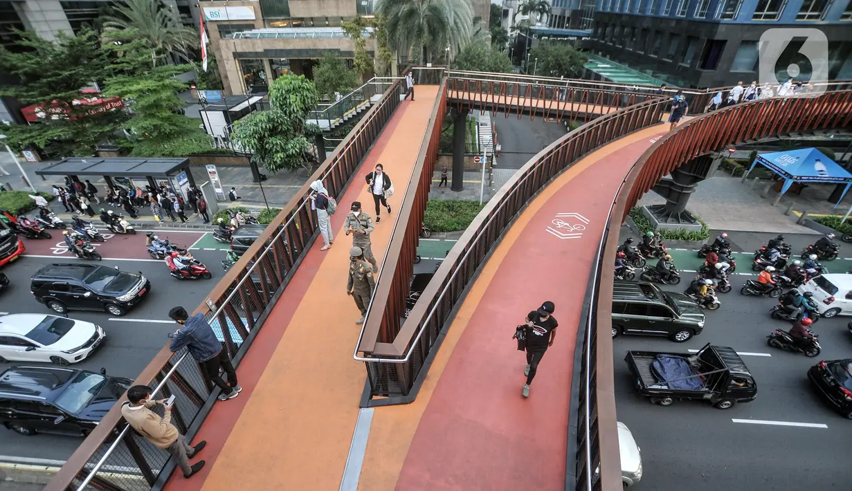 Warga ngabuburit di JPO Pinisi Pinisi Karet-Sudirman, Jakarta Pusat, Senin (4/4/2022). JPO Pinisi kini menjadi destinasi baru warga Jakarta untuk menunggu waktu berbuka puasa atau ngabuburit sambil menikmati suasana perkotaan. (merdeka.com/Iqbal S. Nugroho)