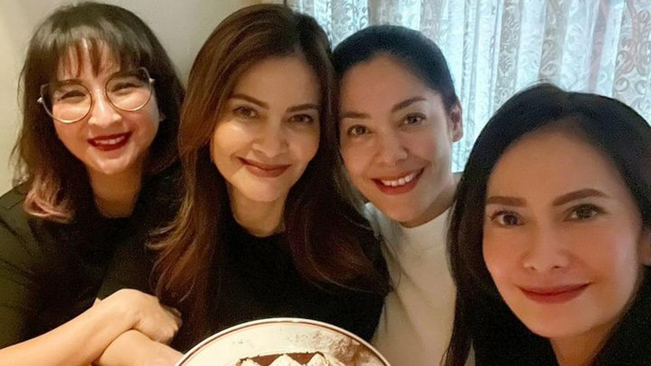Ada juga yang salfok dengan wajah Cut Tary dan Lulu Tobing yang terlihat awet muda. Cut Tary dan Lulu Tobing menginjak usia 46 .<br>
