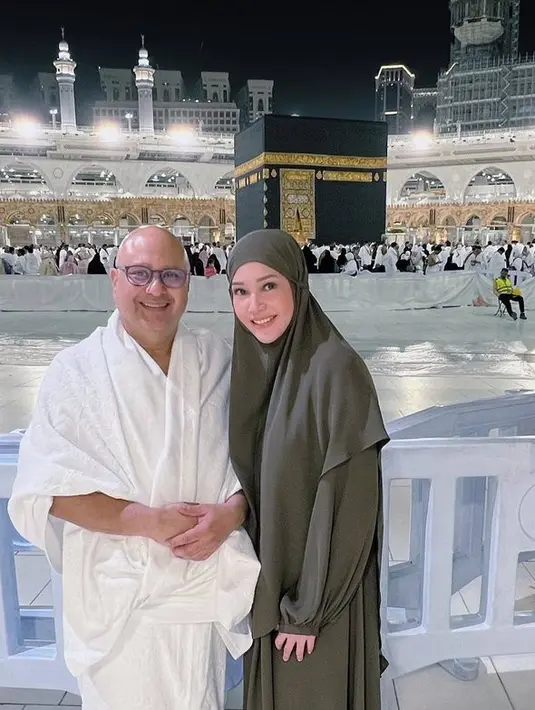 <p>Saat ini, Maia Estianty dan Irwan Mussry sedang di Tanah Suci, Mekkah untuk ibadah umrah.</p>