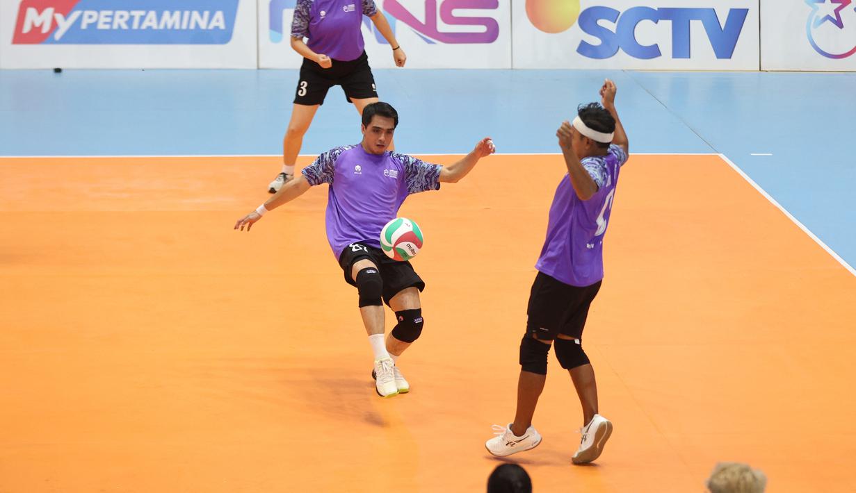 Ricky Harun (kiri) mencoba mengamankan bola pada pertandingan cabor bola voli Turnamen Olahraga Selebriti Indonesia (TOSI) yang berlangsung di Kelapa Dua Sport Center, Tangerang, Minggu (13/10/2024).