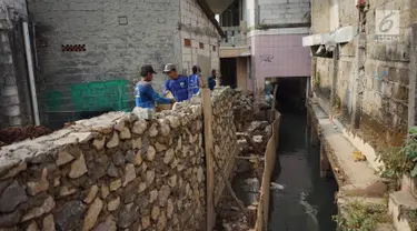 Pekerja menyelesaikan pembangunan tanggul aliran Kali Pulo di kawasan Jati Padang, Pasar Minggu, Jakarta Selatan, Rabu (7/8/2019). Progres pembangunan tanggul yang berulang kali jebol saat hujan deras tersebut kini telah mencapai 80 persen. (Liputan6.com/Immanuel Antonius)