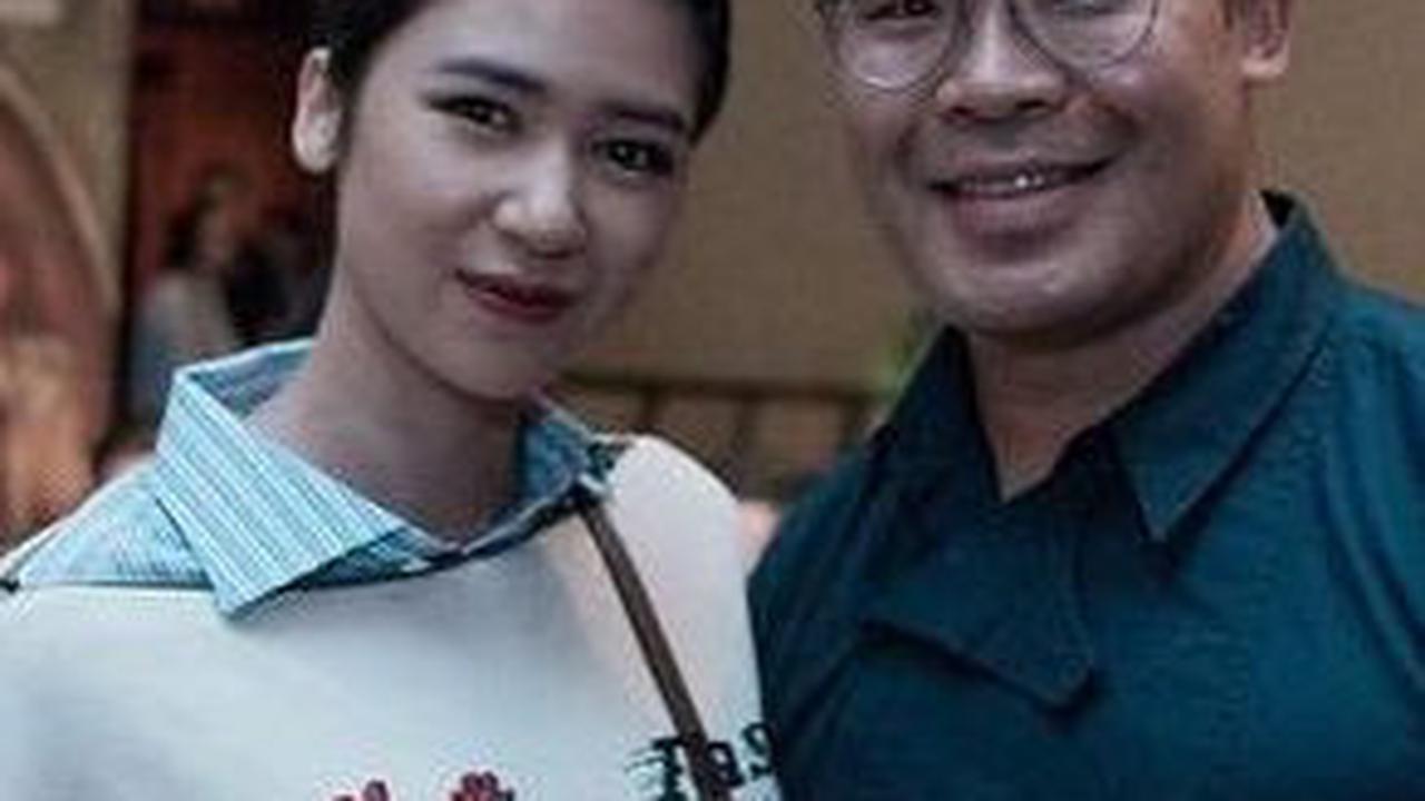Laura dan Leo, pasangan yang telah menikah selama 12 tahun, menjaga hubungan mereka dari gosip negatif dan hidup dengan damai.