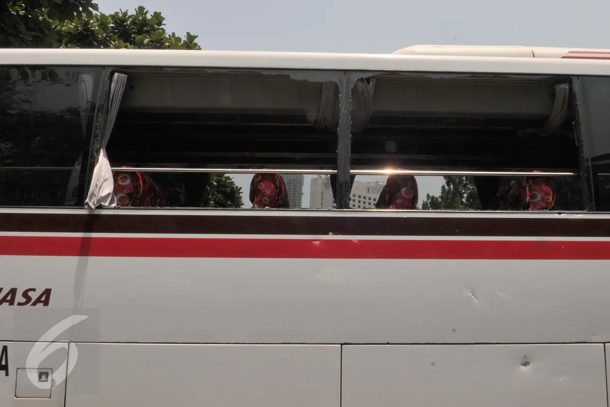 20151017-Kendaraan Rusak Diserang Warga-Jakarta