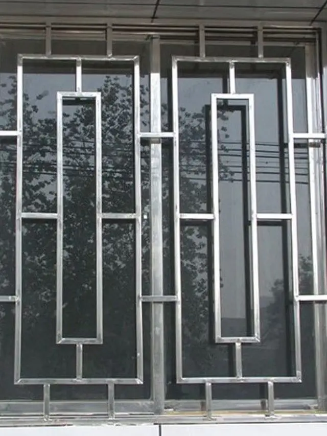 Jendela dengan Teralis di Luar