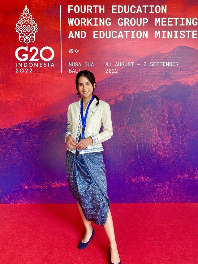 Gaya OOTD Ngantor Maudy Ayunda di Istana Negara, Bernuansa Etnik