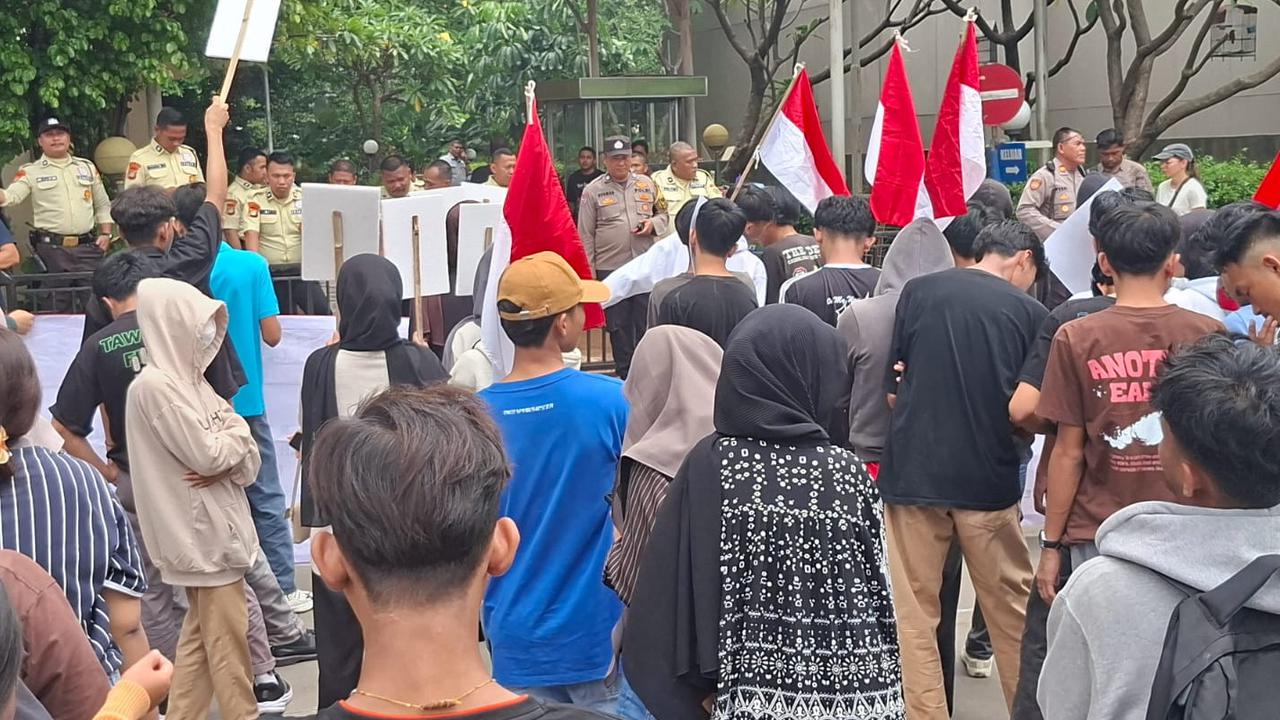 Aksi Damai di Depan Kantor Kementerian Haji dan Umrah, Ini yang Diminta Massa
