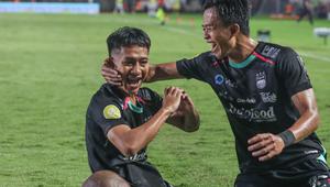 Beckham Putra Nugraha berselebrasi setelah mencetak gol ke gawang PSBS Biak dalam laga pembuka BRI Liga 1 2024/2025 di Stadion Si Jalak Harupat, Soreang, Jumat (9/8/2024) malam WIB. Persib menang 4-1 dalam laga itu. (Bola.com/Dok. PSSI Pers)