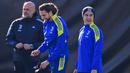 Gelandang Juventus Adrien Rabiot (tengah) dan penyerang Paulo Dybala (kanan) menghadiri sesi latihan di tempat latihan Continassa di Turin, Italia (7/12/2021). Juventus akan bertanding melawan Malmo pada Grup H Liga Champions di Allianz Stadium. (AFP/Marco Bertorello)