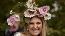 Seorang perempuan mengenakan hiasan kepala bunga selama RHS Chelsea Flower Show 2021 di London pada Senin (20/9/2021). Pertunjukan bunga ChelseA sempat ditunda dari tanggal musim semi biasanya karena pembatasan penguncian di tengah penyebaran pandemi COVID-19. (AP Photo/Matt Dunham)