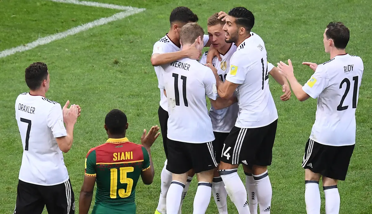 Para pemain Jerman merayakan gol yang dicetak oleh striker Jerman, Timo Werner pada laga Grup B Piala Konfederasi 2017, di Stadion Fisht Olympic, Sochi, Minggu (25/6/2017). Jerman menang 3-1 atas Kamerun. (AFP/Franck Fife)