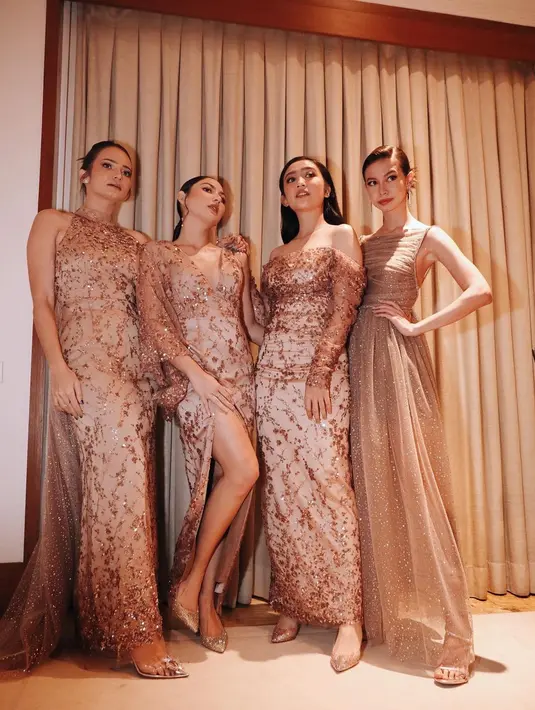 Keempat member Blackpunk; Jessica Mila, Enzy Storia, Yuki Kato, dan Febby Rastanty tampil luar biasa cantik dalam balutan gaun bernuansa rose gold. Keempatnya menjadi bridesmaid dan tamu di acara pernikahan Vidi Aldiano dan Sheila Dara. Foto: Instagram.