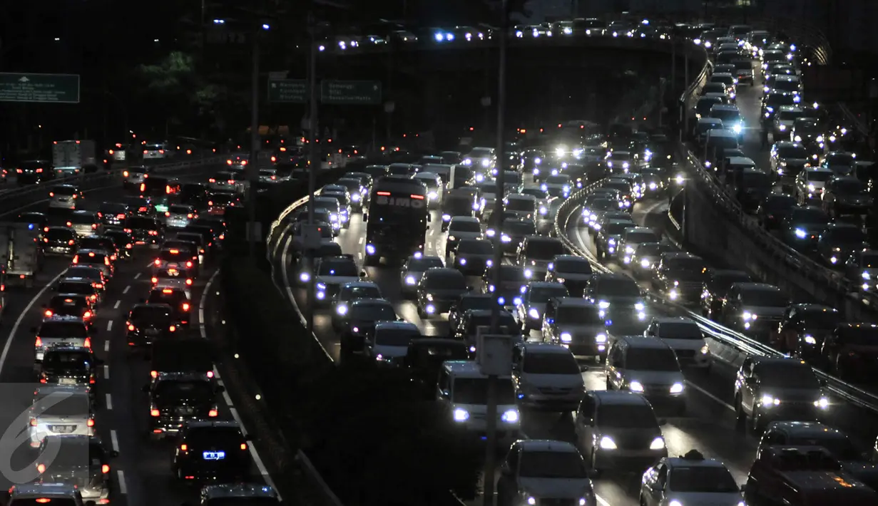 Kendaraan roda dua dan roda empat yang melintas di Jalan Jenderal Gatot Subroto, Jakarta, Jumat (3/3). Jakarta menempati posisi ketiga dari 390 kota yang berasal dari 48 negara di seluruh dunia. (Liputan6.com/Yoppy Renato)