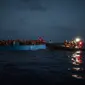 LSM Spanyol Open Arms menolong imigran di Laut Mediterania, Selasa (8/9/2020). Puluhan imigran termasuk wanita dan anak-anak asal Mesir, Maroko, Somalia, dan Sierra Leone menghabiskan lebih dari 20 jam saat melarikan diri dari Libya dengan kapal kayu. (AP Photo/Santi Palacios)