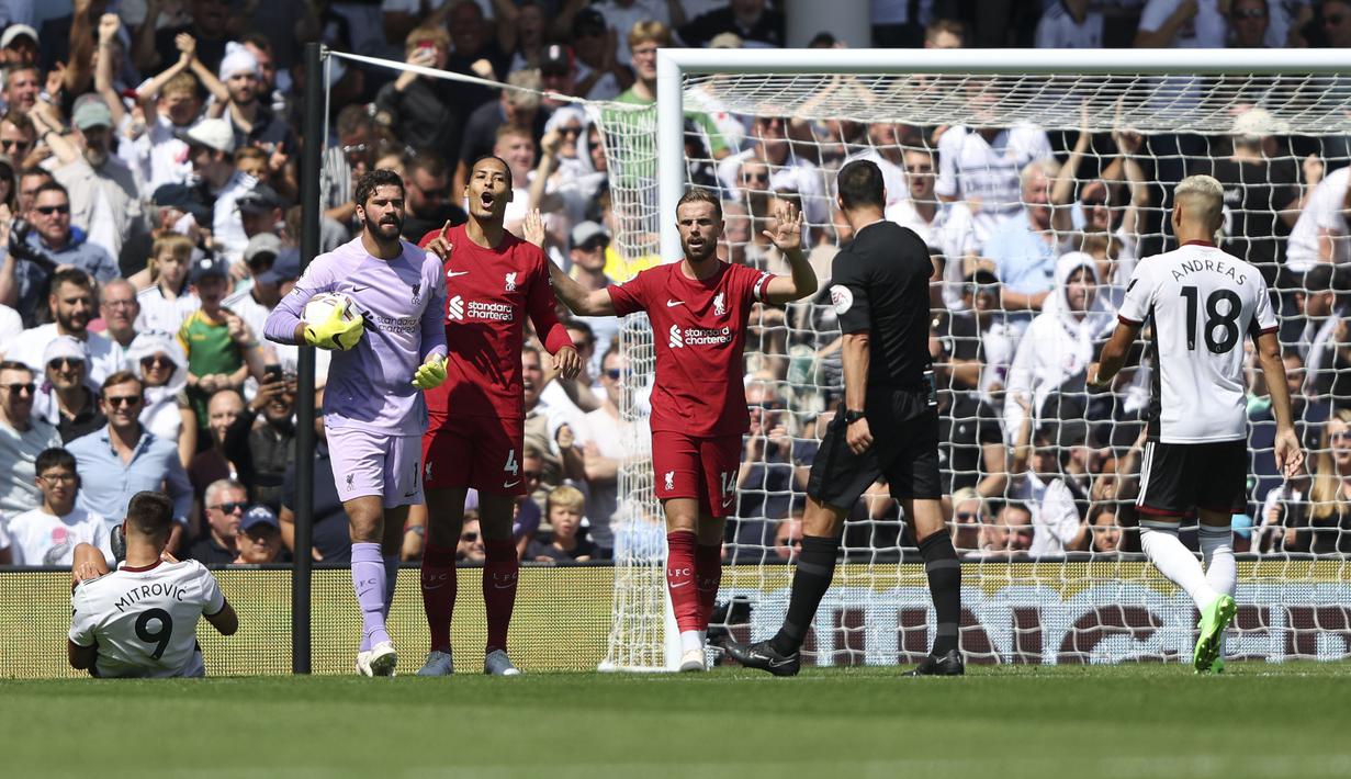 Fulham mendapat hadiah penalti pada menit ke-72 usai Aleksandar Mitrovic dilanggar Virgil van Dijk di dalam kotak penalti. (AP/Ian Walton)