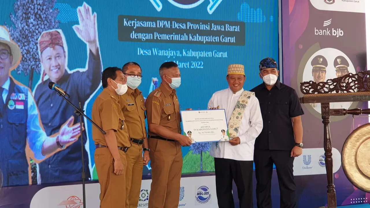 Wakil Gubernur Jawa Barat, Uu Ruzhanul Ulum mengajak seluruh pengelola Badan Usaha Milik Desa (BUMDes), mampu mengoptimakan fasilitas digital dalam mempromosikan produk hasil warga melalui Bumdes.