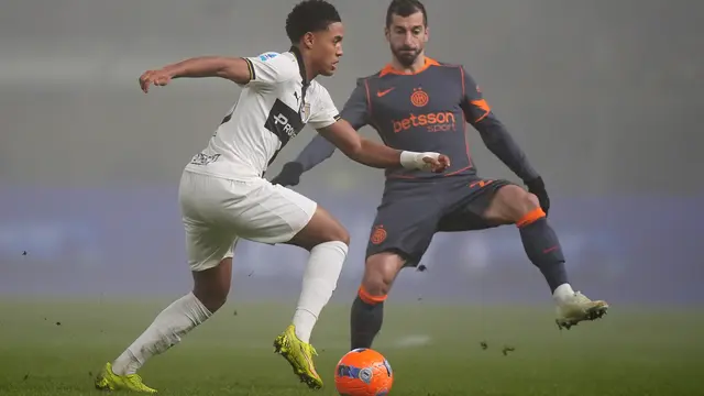 Pemain Parma, Sascha Britschgi (kiri), berebut bola dengan pemain Inter Milan, Henrikh Mkhitaryan