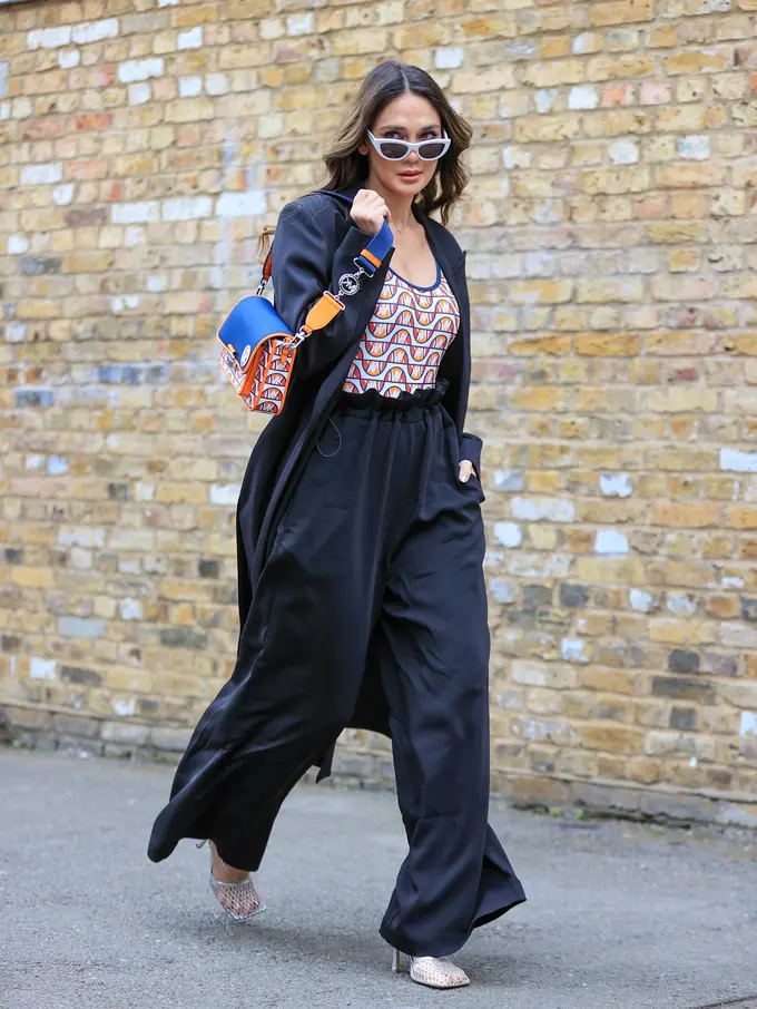 Potret Luna Maya Tampil GlPotret Luna Maya Tampil Glamor Retro di London dalam Balutan Michael Kors, Tenteng Tas di Bawah Rp10jutaanamor di London dalam Balutan Michael Kors, Tenteng Tas di Bawah Rp10jutaan