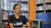 Edi Dimyati Pemilik Kabaca Perpustakaan Keliling dan Kampung Buku di Ciracas, Jakarta Timur. (Liputan6.com/Yoppy Renato)