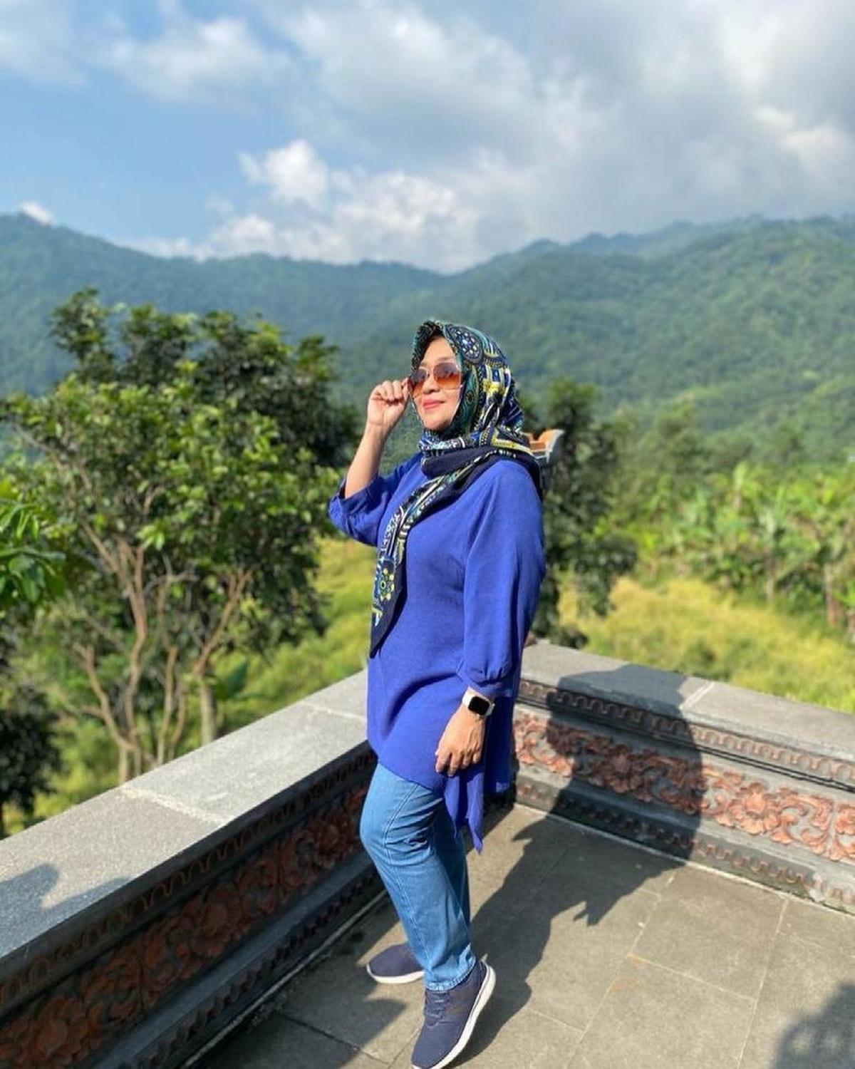 "Di tahun lalu (2021), aku mendapatkan kanker rahim di dalam rahim. Awal ketemu (stadium) 1A, setelah diangkat 3A. Sudah bersih dengan radiasi 28 kali," kata Dina Mariana.