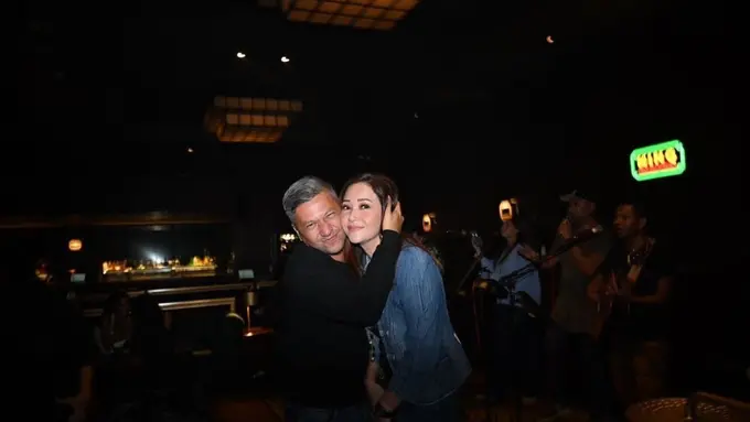 Pesona Maia Estainty saat hadir di ultah Gading Marten