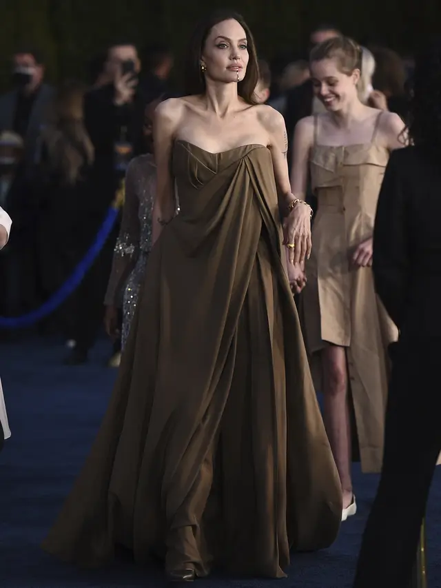 Angelina Jolie dalam pemutaran perdana Eternals. (Photo by Jordan Strauss/Invision/AP)