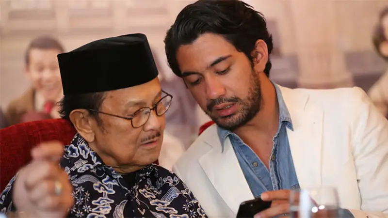 [Fimela] Reza Rahadian di rumah duka BJ Habibie