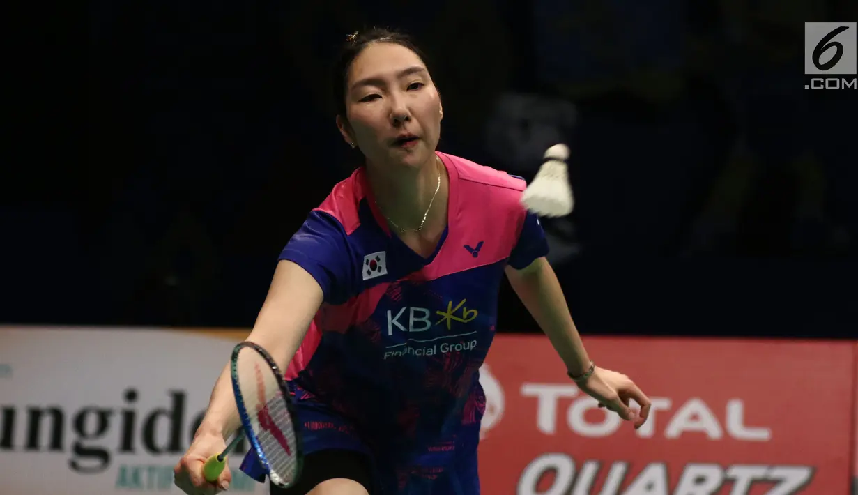 Tunggal Putri Korea Selatan, Sung Ji Hyun saat melawan Beiwen Zhang (Amerika Serikat) di Semifinal Indonesia Open 2017 di Jakarta, Sabtu (17/6). Sung Ji Hyun menang 21-10. 8-21, 21-10. (Liputan6.com/Helmi Fithriansyah)