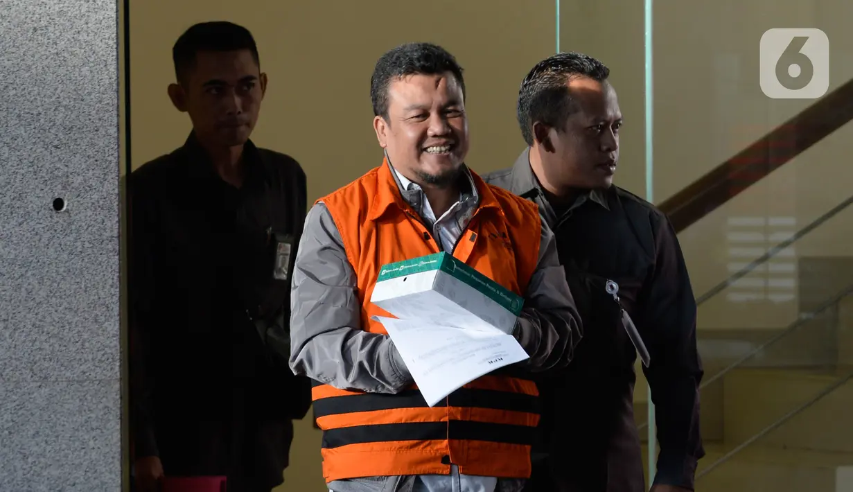 Mantan anggota DPRD Bandung periode 2009-2014 Tomtom Dabbul Qomar usai menjalani pemeriksaan di Gedung KPK, Jakarta, Senin (27/1/2020). KPK resmi menahan Tomtom untuk mempermudah pemeriksaan dugaan korupsi pengadaan tanah RTH di lingkungan Pemkot Bandung Tahun 2012-2013. (merdeka.com/Dwi Narwoko)