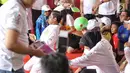 Menteri Sosial (Mensos) Idrus Marham saat bermain dalam acara Gebyar Prestasi Keluarga Sejahtera Indonesia 2018 di Cibubur, Minggu (12/8). Acara diikuti oleh enam ribu peserta anak-anak berprestasi se-Indonesia. (LIputan6.com/Faizal Fanani)