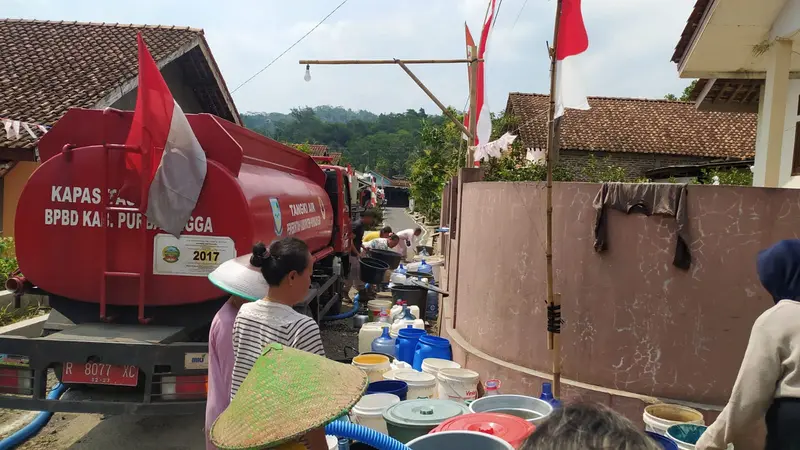 Distribusi air bersih di wilayah yang mengalami kekeringan akibat kemarau panjang di Purbalingga. (Foto: Liputan6.com/Kominfo PBG)