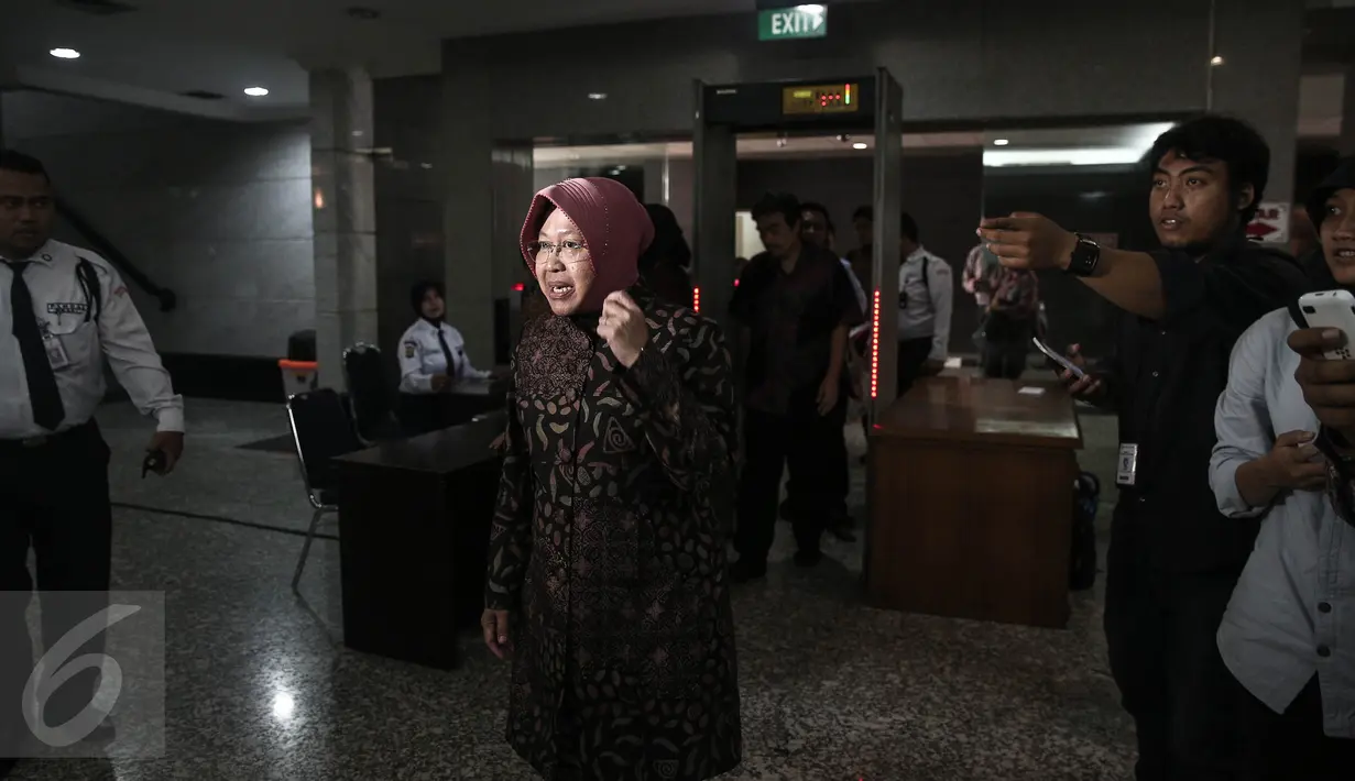 Wali Kota Surabaya Tri Rismaharini saat tiba di Gedung Mahkamah Konstitusi (MK), Jakarta, Rabu (8/6). Risma menjadi saksi atas gugatan yang dilayangkan warga Surabaya terhadap UU Nomor 23 Tahun 2014. (Liputan6.com/Faizal Fanani)