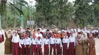 SDN 02 Rantau Pauh di Aceh Tamiang Gelar Upacara Bendera Perdana Pascabencana