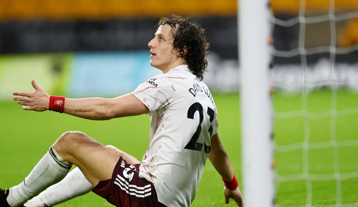 Ekspresi bek Arsenal, David Luiz, saat mendapat kartu merah saat melawan Wolverhampton Wanderers pada laga Liga Inggris di Stadion Molineux, Selasa (2/2/2021). Arsenal takluk dengan skor 2-1. (Shaun Botterill/Pool/AFP)