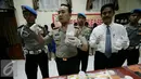 Kapolresta Yogyakarta Kombes Pol Tommy Wibisono (tengah) menunjukan barang bukti butiran obat saat gelar perkara penyalahgunaan psikotropika  di Polresta Yogyakarta, Senin (26/9). (Liputan6.com/Boy Harjanto)